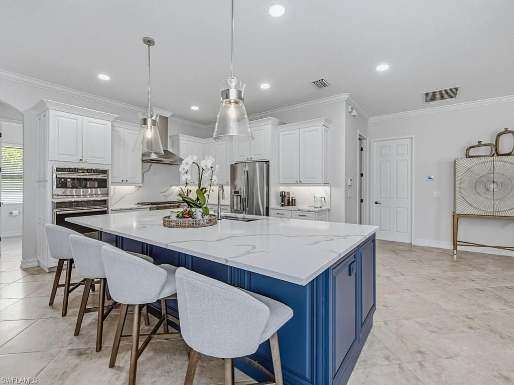 Kitchen island, 9546 Firenze Cir
